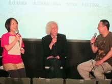 「第5回沖縄国際映画祭」で行われている「日本のコメディ」「世界のコメディ」部門の「フランキー・ブーチャンの殴りこみ落下傘部隊」トークショーに出演した、出雲阿国、高平哲郎、レイザーラモンRG。