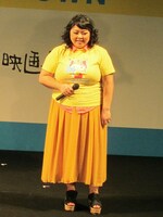 「今回沖縄日帰りばかり。今日ももう帰らなきゃいけないので、ソーキそばいっぱい食べました」と語った渡辺。