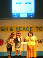 しゃべキャラの機能を試してみる3人。