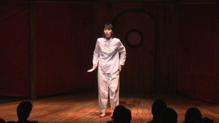 DVD「鳥居みゆき単独ライブ　狂宴封鎖的世界『方舟』」の一場面。