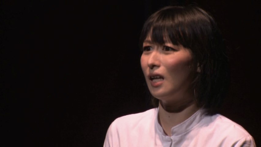 DVD「鳥居みゆき単独ライブ　狂宴封鎖的世界『方舟』」の一場面。