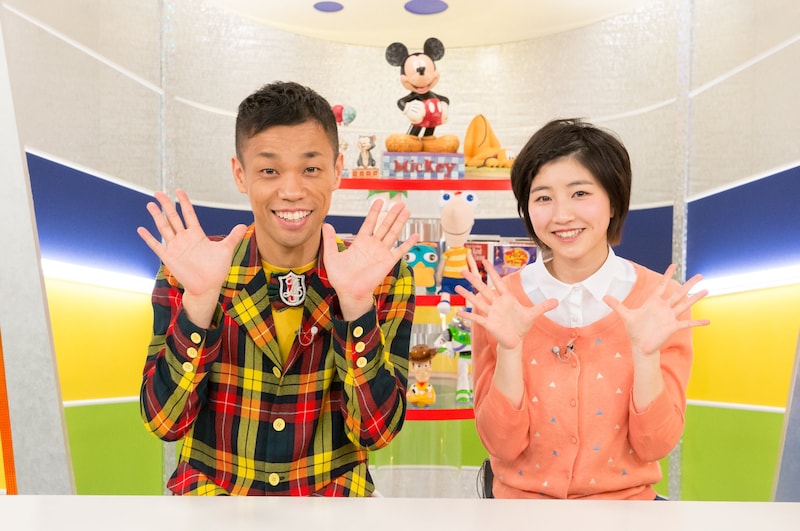 ディズニーの情報番組「ディズニー365」のMCを務めるCOWCOW多田（左）と、倉益悠希。(c)Disney