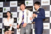 漫才を披露するハマカーンと、川村ゆきえ（左奥）。