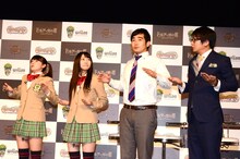 ストレッチ中の（左から）吉田ゆい、木村葵と、ハマカーン。