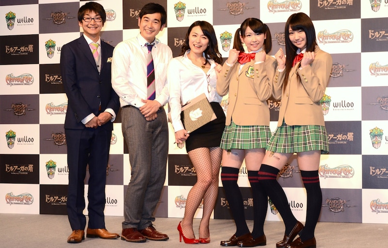 オンラインゲームを展開するウィローエンターテイメントのイベント「『ウィロー学園』入学式」に登場した（左から）ハマカーンと、川村ゆきえ、吉田ゆい、木村葵。