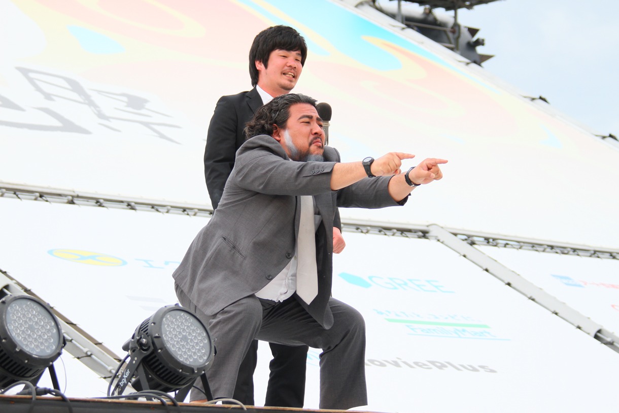 「笑琉門ステージ 沖縄芸人ベストネタショー」でネタを披露するストロベビー。