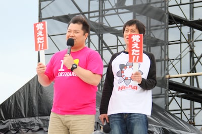 「笑琉門ステージ 沖縄芸人ベストネタショー」で司会を務めたブラックマヨネーズ。