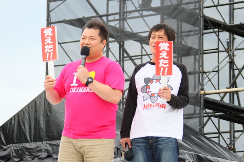 「笑琉門ステージ 沖縄芸人ベストネタショー」で司会を務めたブラックマヨネーズ。