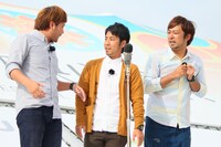 「笑琉門ステージ 沖縄芸人ベストネタショー」でネタを披露する初恋クロマニヨン。