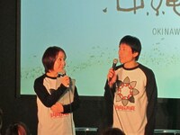 オープニングでは、初日から沖縄に来ているが「パンばっかり食べている」と語ったなだぎ（右）。