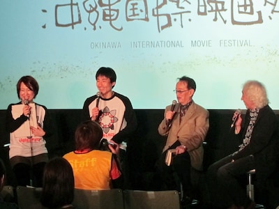 「第5回沖縄国際映画祭」の「幕末太陽傳」トークショーに登場した、MCの出雲阿国、ゲストのザ・プラン9・
なだぎ武、山本晋也監督、同部門をプロデュースした高平哲郎。