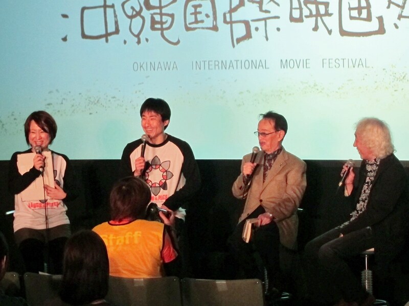 「第5回沖縄国際映画祭」の「幕末太陽傳」トークショーに登場した、MCの出雲阿国、ゲストのザ・プラン9・
なだぎ武、山本晋也監督、同部門をプロデュースした高平哲郎。