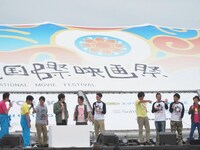 「第5回沖縄国際映画祭」ビーチステージにて、「沖縄小学生・青春映像祭」が行われ、MCのガレッジセール、スリムクラブ、パンクブーブー、ライセンス、はんにゃ、セブンbyセブンが登場した。