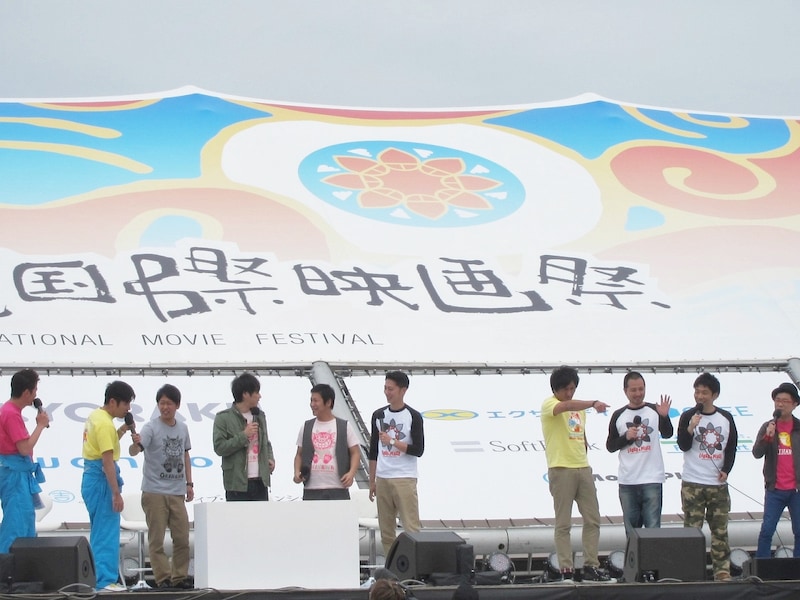 「第5回沖縄国際映画祭」ビーチステージにて、「沖縄小学生・青春映像祭」が行われ、MCのガレッジセール、スリムクラブ、パンクブーブー、ライセンス、はんにゃ、セブンbyセブンが登場した。