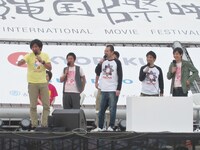 芸人たちをイジり始めた小学生に説教する真栄田。