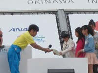 小学生映像祭の表彰式。賞状を渡されているのはゴリの甥。