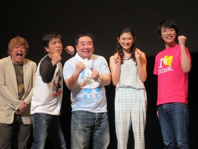 映画「げんげ」の舞台挨拶に登場した、角田陽一郎監督、ブラックマヨネーズ吉田、ドランクドラゴン塚地、山田優、麒麟・川島。