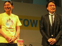 痩せた自分に笑いが止まらない2人。