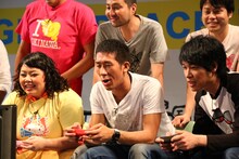 「ファミ通LIVE 生配信イベント」でゲームに熱中する渡辺直美と麒麟。