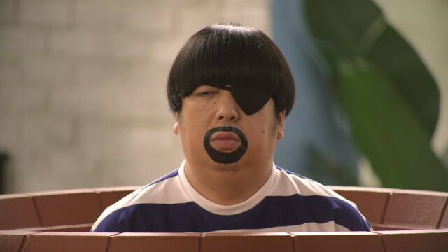 WILLCOMの「だれとでも定額」新CM「日村さん危機一発」編で、おなじみのゲーム「黒ひげ危機一発」の黒ひげを演じるバナナマン日村。