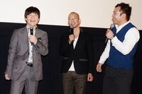 内村監督（左）とバイきんぐ。