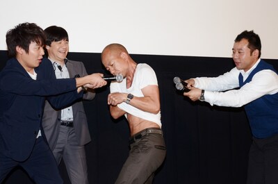 映画「ボクたちの交換日記」ヒット御礼の舞台挨拶で、主演・小出恵介（左端）のリクエストにより特技「脇鳴らし」を披露するバイきんぐ小峠（中央）と、バイきんぐ西村（右端）、内村光良監督（左から2人目）。