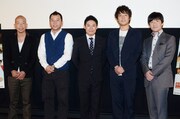 （左から）バイきんぐ、伊藤淳史、小出恵介、内村光良監督。