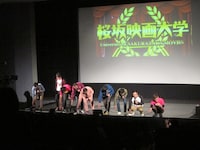 最後はかがんで子供たちとタッチ。