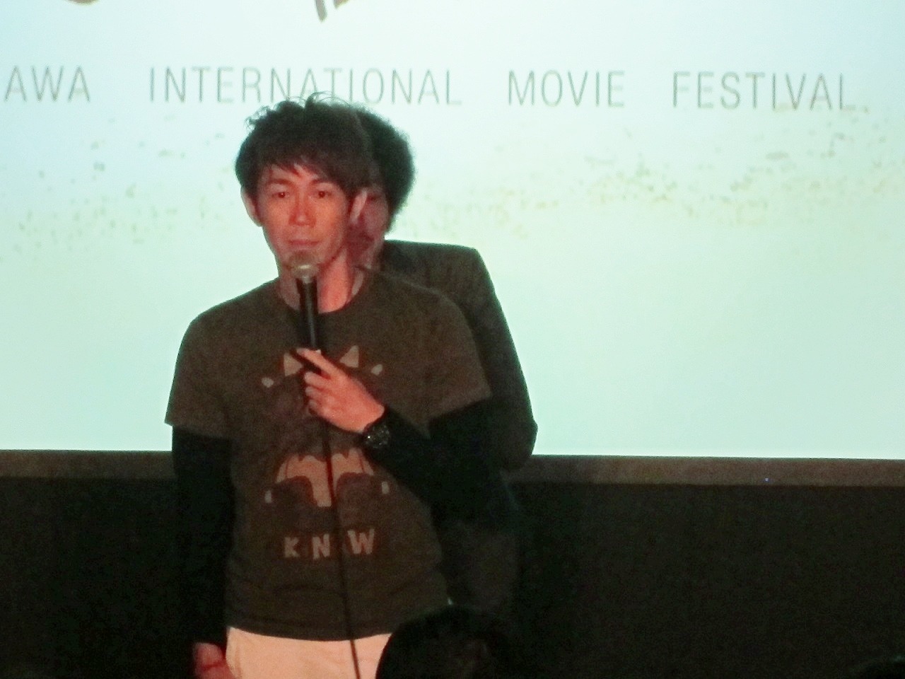 「第5回沖縄国際映画祭」の「日本のコメディ」「世界のコメディ」部門「スキヤキ・ウエスタン ジャンゴ」。トータルテンボス大村の後ろには渾身の「ハンパねえ！」を繰り出した藤田が。