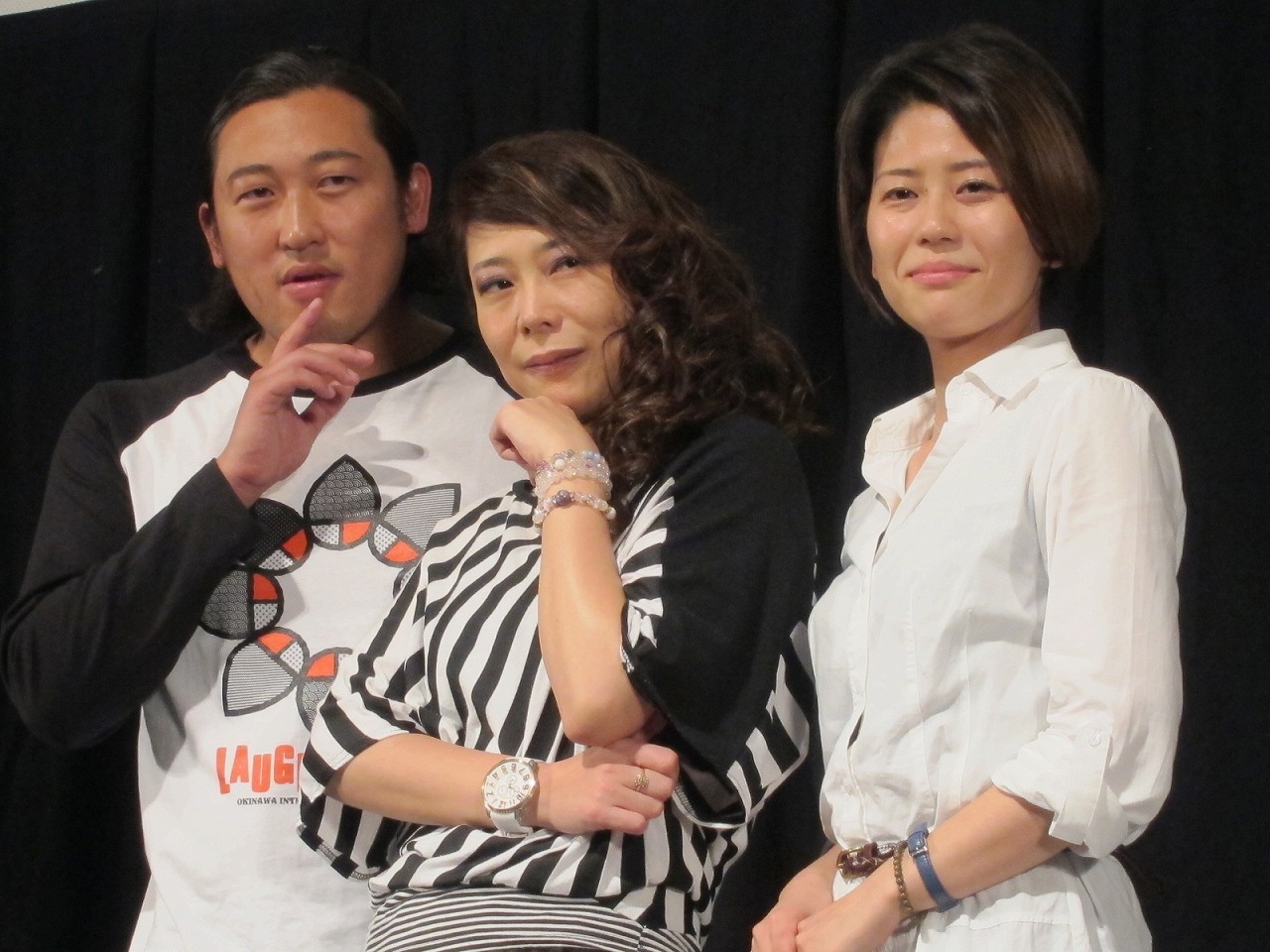 「第5回沖縄国際映画祭」、コンペティションLaugh部門「ビッチ」の舞台挨拶に登場した椿鬼奴、ロバート秋山、祖父江里奈監督。