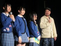 登場早々マイクでボケるケンコバ。