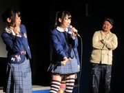 自己紹介を監督風に見つめるケンコバ。