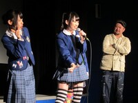 自己紹介を監督風に見つめるケンコバ。