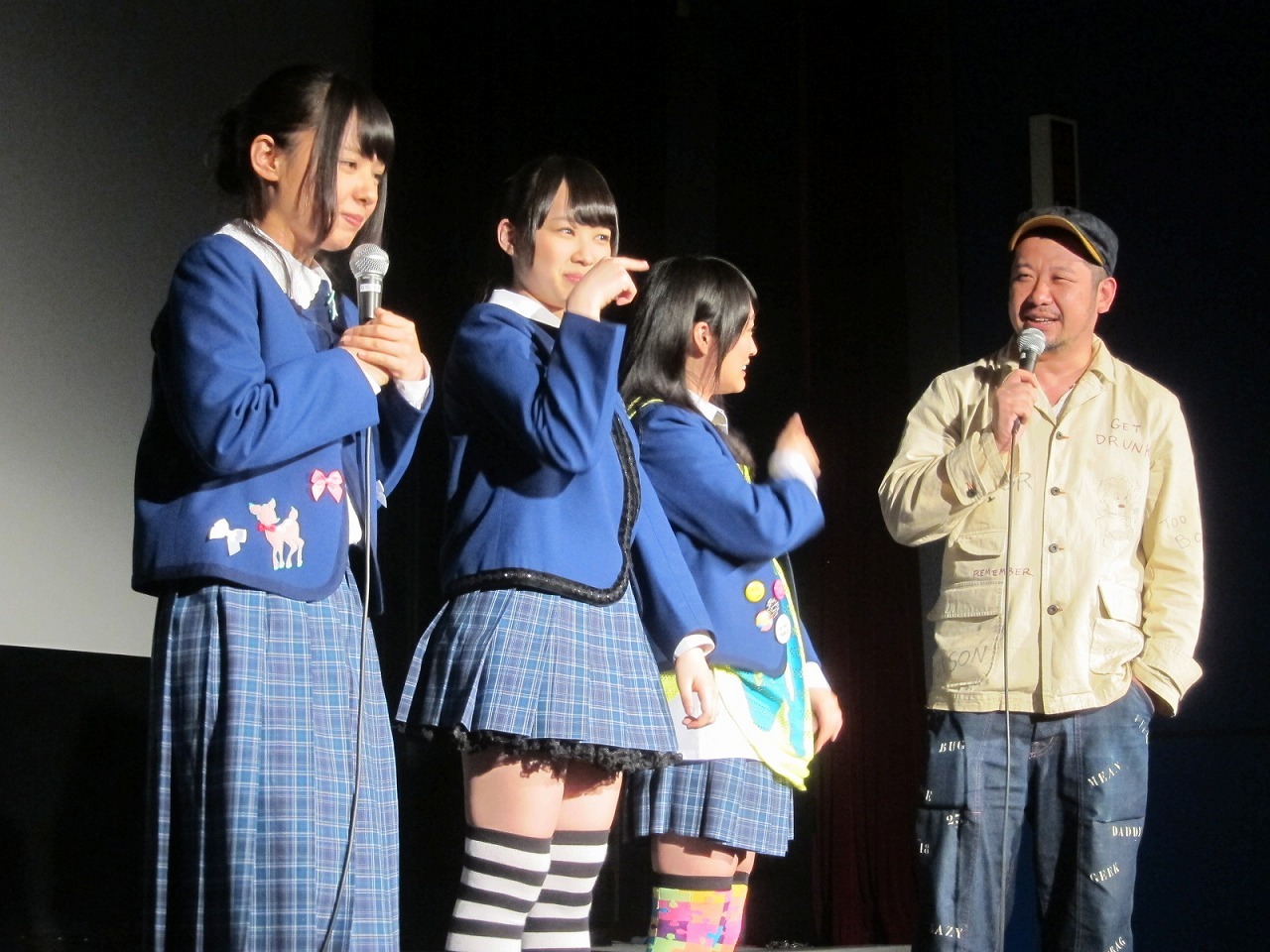 マネージャーのはるぴょんを狙うケンコバをからかう小笠原。