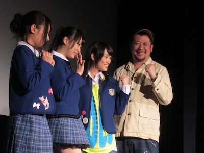 「第5回沖縄国際映画祭」コンペティション Laugh部門「NMB48 げいにん！THE MOVIE お笑い青春ガールズ！」舞台挨拶に登場したNMB48の山田菜々、小笠原茉由、小谷里歩、ケンドーコバヤシ。