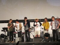 前説を務めたジャングルポケットとパンサー。