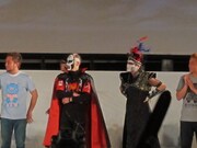 並んで立つ鉄拳と悪魔。