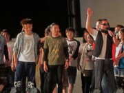 成田空港に降り立った中田英寿（右）と、その中田曰く、隣は闘莉王と戸田。