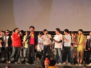 最後に「笑顔のまんま」を一緒に歌ったTHE BOOMと芸人たち。