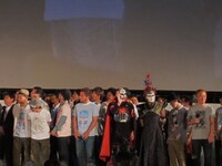 観客に笑顔を向ける鉄拳と悪魔。