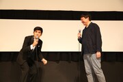 「探偵はBARにいる2 ススキノ大交差点」舞台挨拶に登壇したゴリと橋本監督。