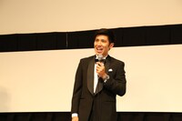 タキシード姿で舞台挨拶に登壇したゴリ。