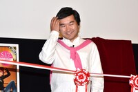 髪をかき上げる小石田純一。