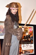 ジョニー・デップのそっくりさん・ハイメは剣を手にパフォーマンス。