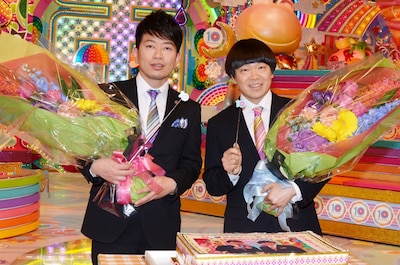 MCを務める「アメトーーク！」が10周年を迎えた雨上がり決死隊。取材会には自身の写真がプリントされたケーキ（手前）も登場した。