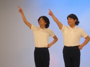 指をさす方向に試行錯誤するCOWCOW。