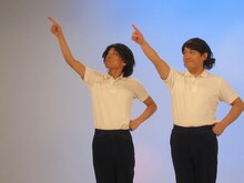 指をさす方向に試行錯誤するCOWCOW。