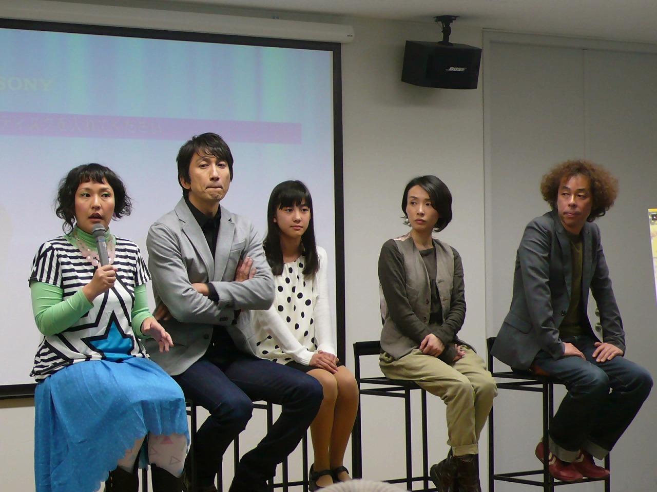 会見の様子。