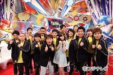 新番組「バチバチエレキテる」MCのよゐこ濱口（中央左）、乃木坂46の白石麻衣（中央右）と、若手6組。(c)フジテレビ