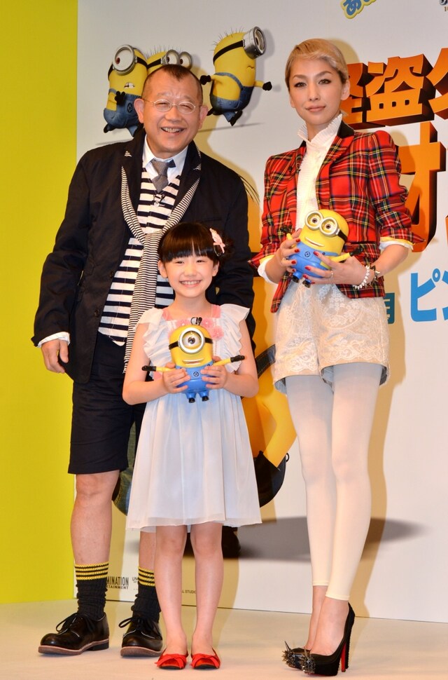 3Dアニメ映画「怪盗グルーのミニオン危機一発」の吹き替えキャスト発表会見に出席した（左から）笑福亭鶴瓶、芦田愛菜、中島美嘉。